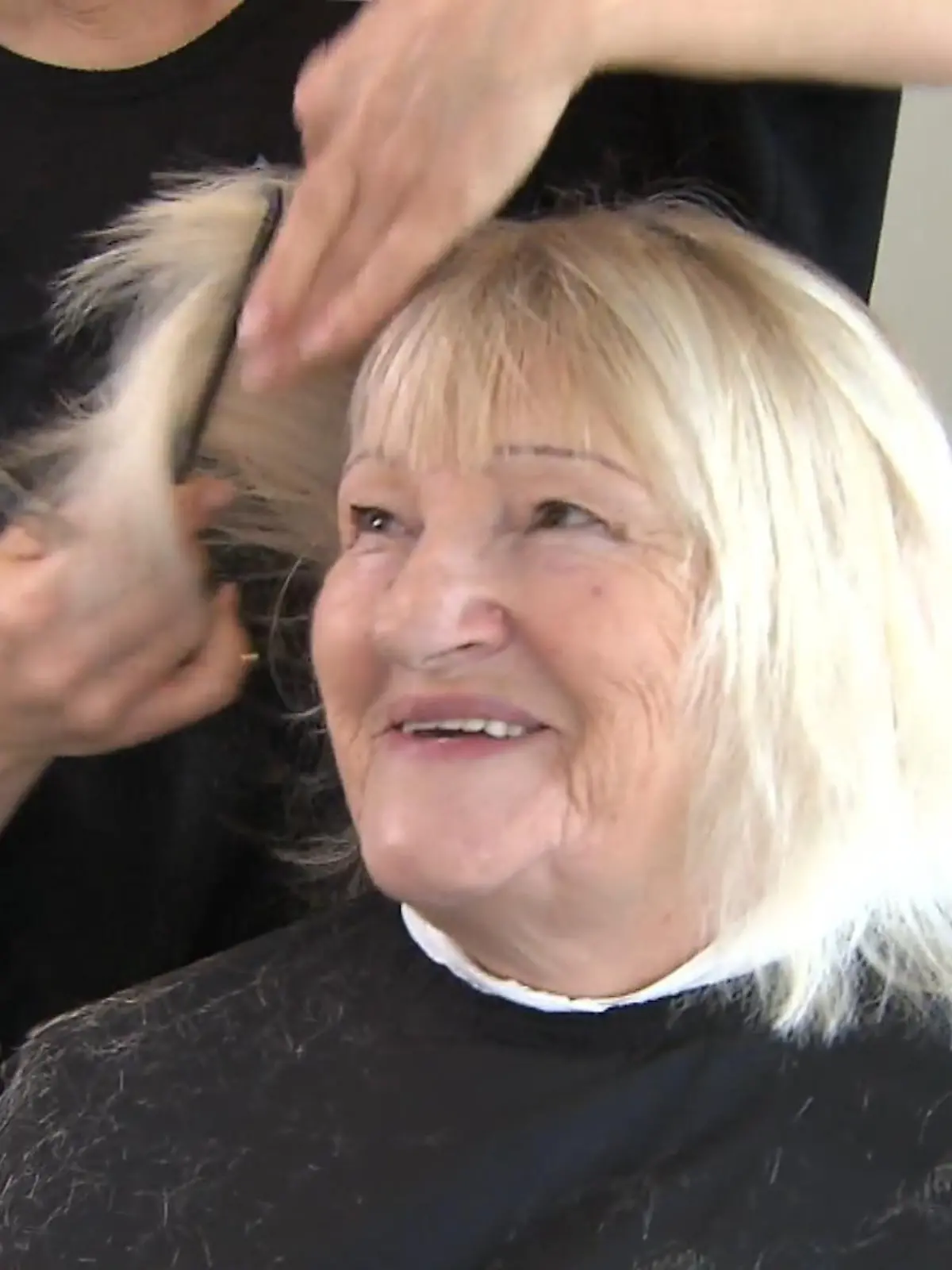 Schnipp, schnapp – und plötzlich ist es da: Das neue Selbstwertgefühl. Wenn Friseurin Jessica Dittmann im Café Lebenswert in Haiger Schere und Kamm schwingt, dann springt für ihre Kunden viel mehr raus, als nur ein neuer Haarschnitt. Denn viele Bedürftige können sich einen Besuch beim Friseur nicht leisten – bei Jessica bekommen sie ihn kostenlos. Wie die Friseurin auf diese Idee gekommen ist, verraten wir im Video.