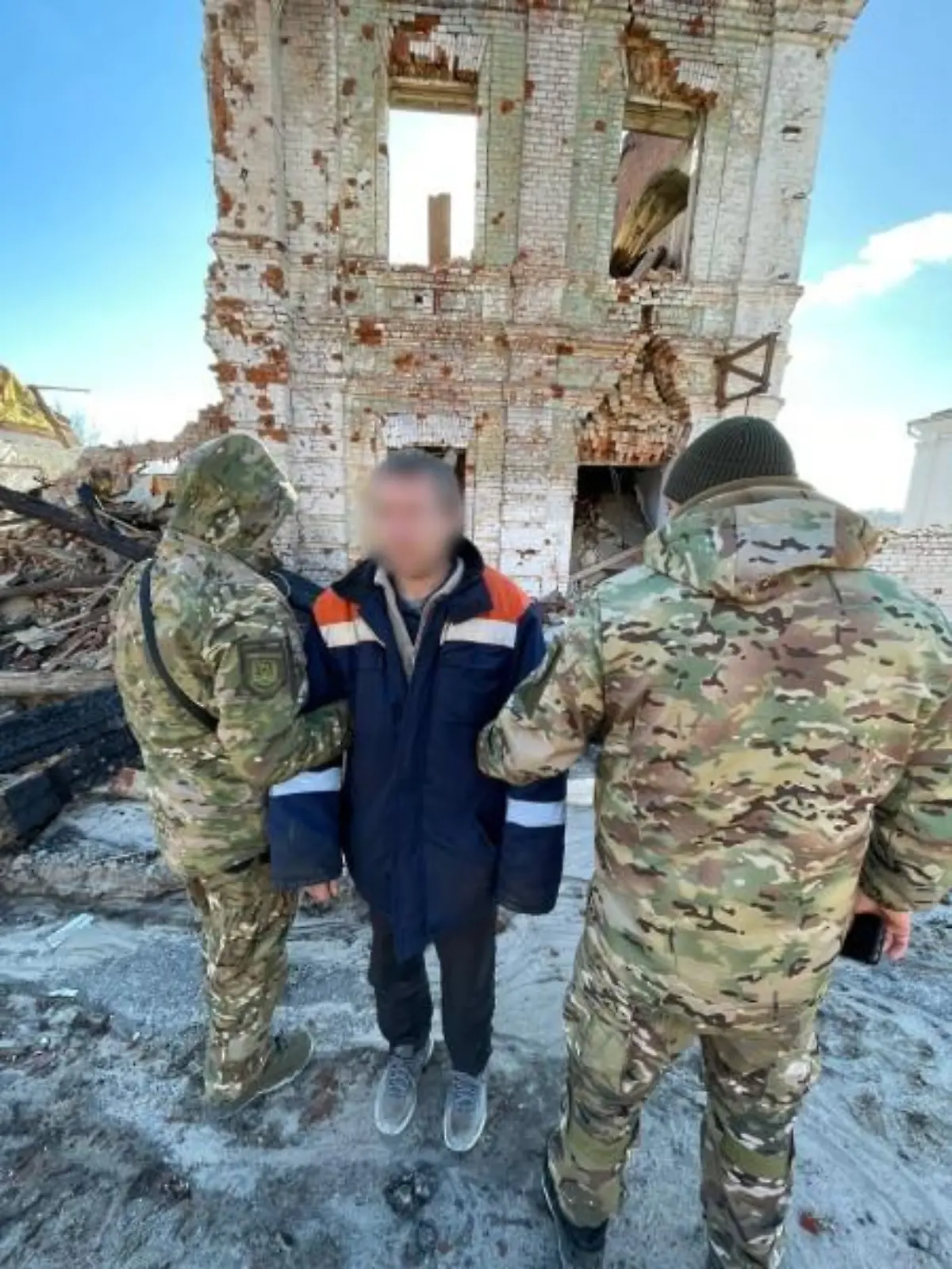 Ukrainische Soldaten nehmen russischen Soldaten fest.