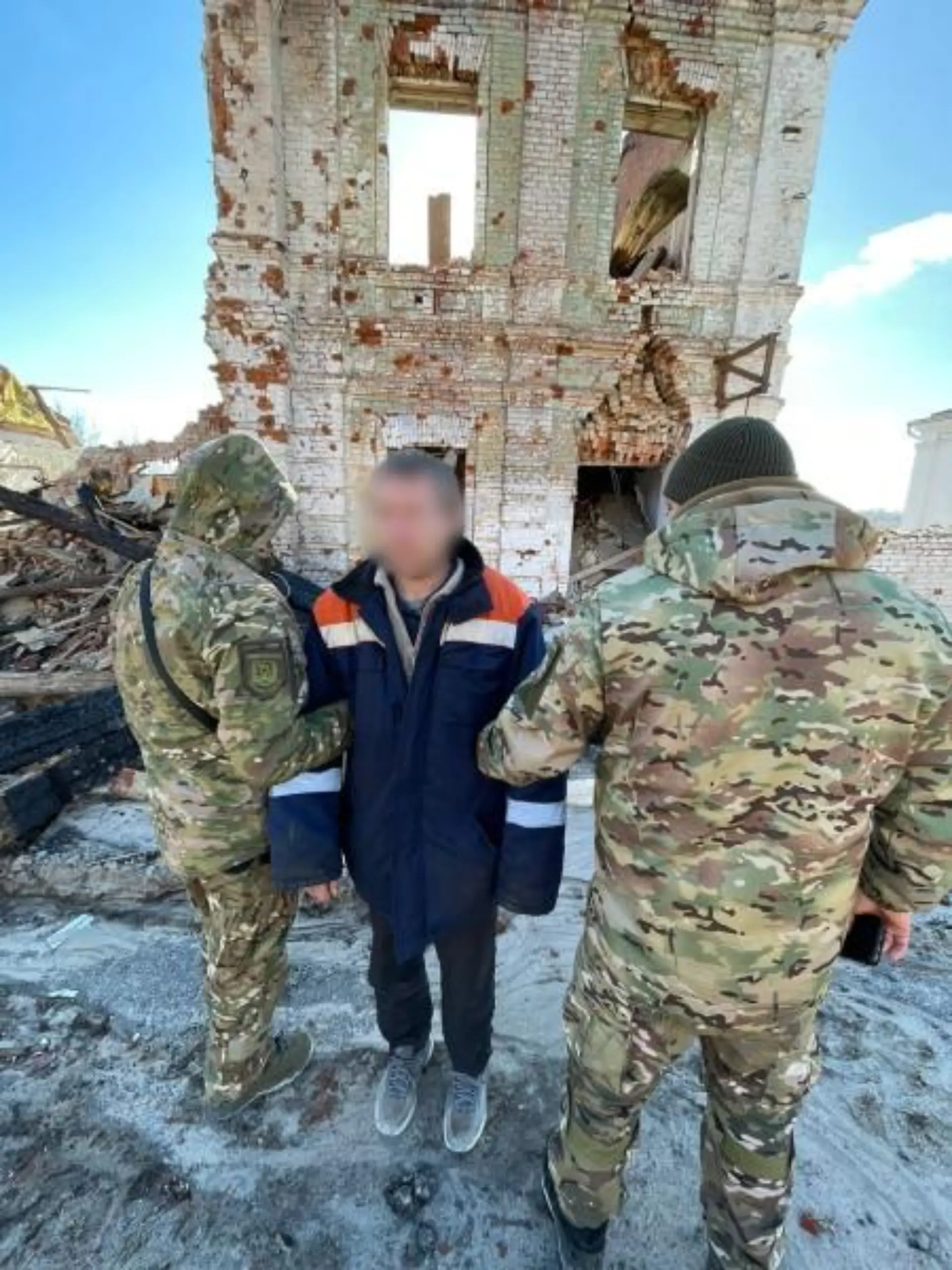 Ukrainische Soldaten nehmen russischen Soldaten fest.
