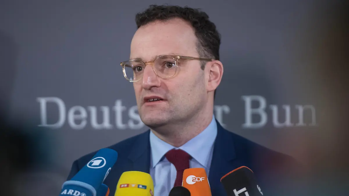 News Bilder des Tages Politik Gesundheit Coronavirus Jens Spahn Bundesgesundheitsminister Jens Spahn CDU unterrichtete am Mittwoch den 12. Februar 2020 den Gesundheitsausschuss des Deutschen Bundestages ueber die Entwicklungen im Zusammenhang mit dem Coronavirus. Im Anschluss stellte er sich den Fragen von Journalisten. 12.2.2020, Berlin *** Politics Health Coronavirus Jens Spahn Federal Minister of Health Jens Spahn CDU informed the Health Committee of the German Bundestag on Wednesday, February 12, 2020 about the developments in connection with the coronavirus.