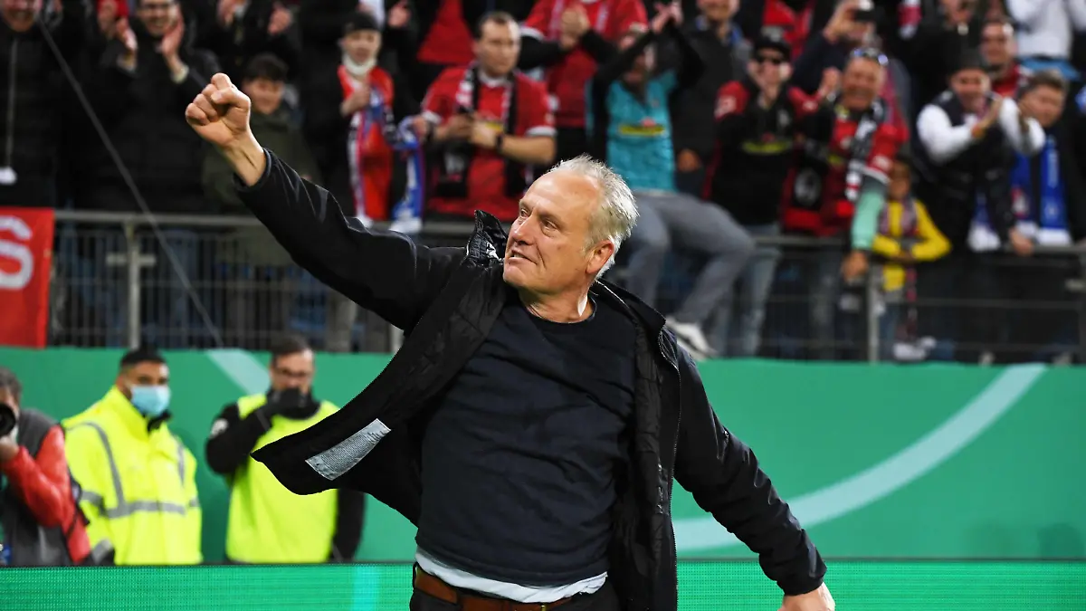 Fussball, Herren, Saison 2021/2022, DFB-Pokal Halbfinale, Hamburger SV - SC Freiburg, Trainer Christian Streich SC Freiburg, Jubel nach Abpfiff, 19.04. 2022, *** Football, men, season 2021 2022, DFB Pokal semifinal , Hamburger SV SC Freiburg, coach Christian Streich SC Freiburg , cheering after the final whistle, 19 04 2022, Copyright: xSebastianxRäppold/MatthiasxKochx