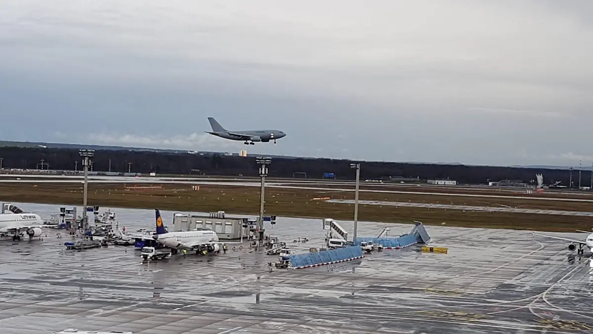 Die Maschine der Luftwaffe brachte die Wuhan-Rückkehrer nach Frankfurt.