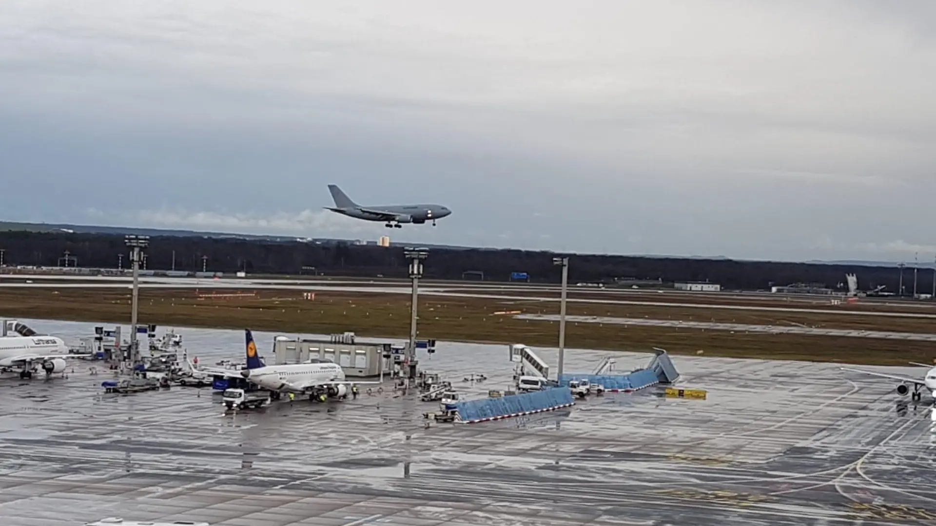 Die Maschine der Luftwaffe brachte die Wuhan-Rückkehrer nach Frankfurt.