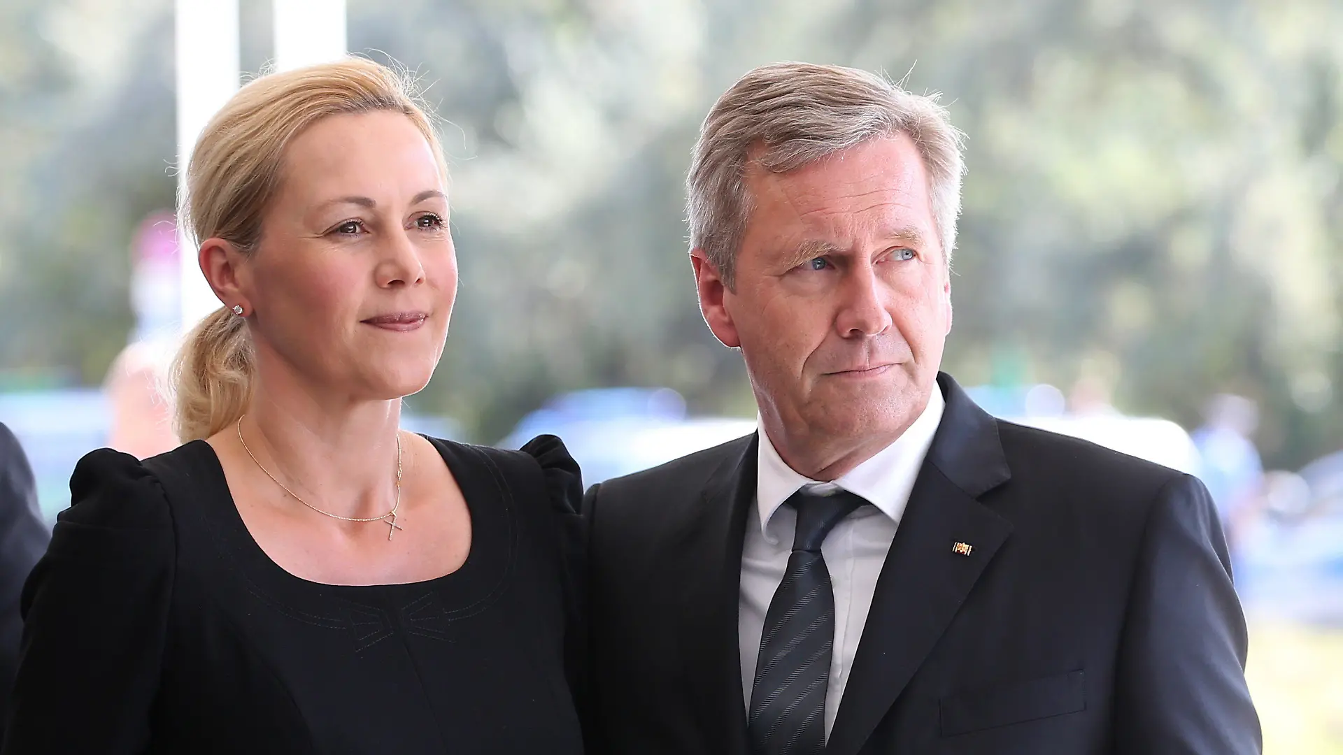 ARCHIV - 07.09.2016, Berlin: Der frühere Bundespräsident Christian Wulff und seine Ehefrau Bettina kommen zum Staatsakt für den früheren Bundespräsidenten Scheel in die Berliner Philharmonie. Der frühere Bundespräsident Wulff und seine Ehefrau Bettina haben sich getrennt. Foto: Wolfgang Kumm/dpa +++ dpa-Bildfunk +++
