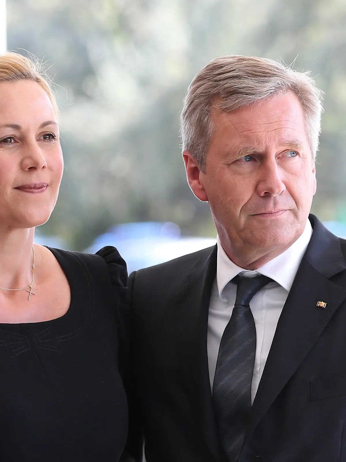 ARCHIV - 07.09.2016, Berlin: Der frühere Bundespräsident Christian Wulff und seine Ehefrau Bettina kommen zum Staatsakt für den früheren Bundespräsidenten Scheel in die Berliner Philharmonie. Der frühere Bundespräsident  Wulff und seine Ehefrau Bettina haben sich getrennt. Foto: Wolfgang Kumm/dpa +++ dpa-Bildfunk +++