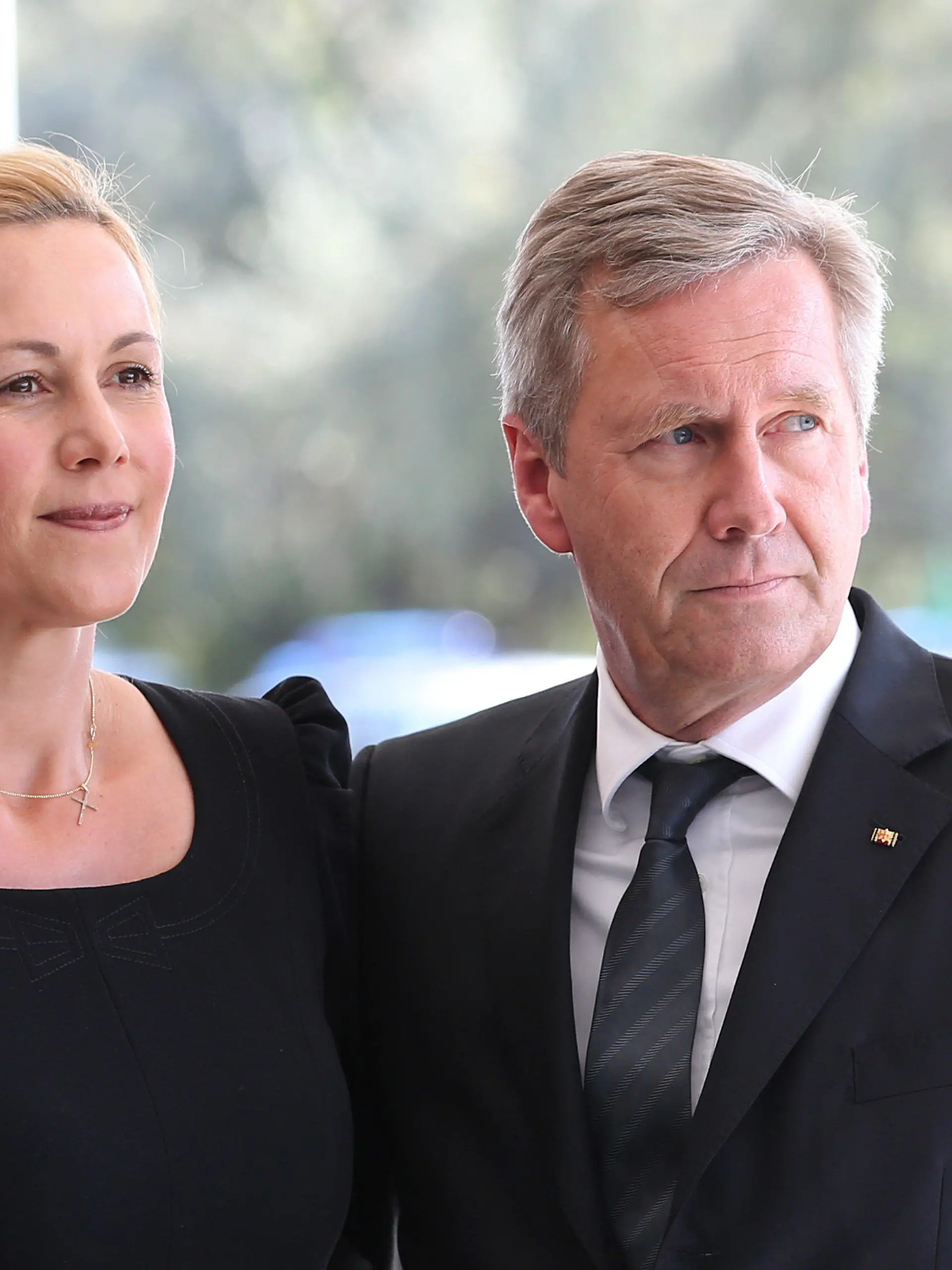 ARCHIV - 07.09.2016, Berlin: Der frühere Bundespräsident Christian Wulff und seine Ehefrau Bettina kommen zum Staatsakt für den früheren Bundespräsidenten Scheel in die Berliner Philharmonie. Der frühere Bundespräsident  Wulff und seine Ehefrau Bettina haben sich getrennt. Foto: Wolfgang Kumm/dpa +++ dpa-Bildfunk +++