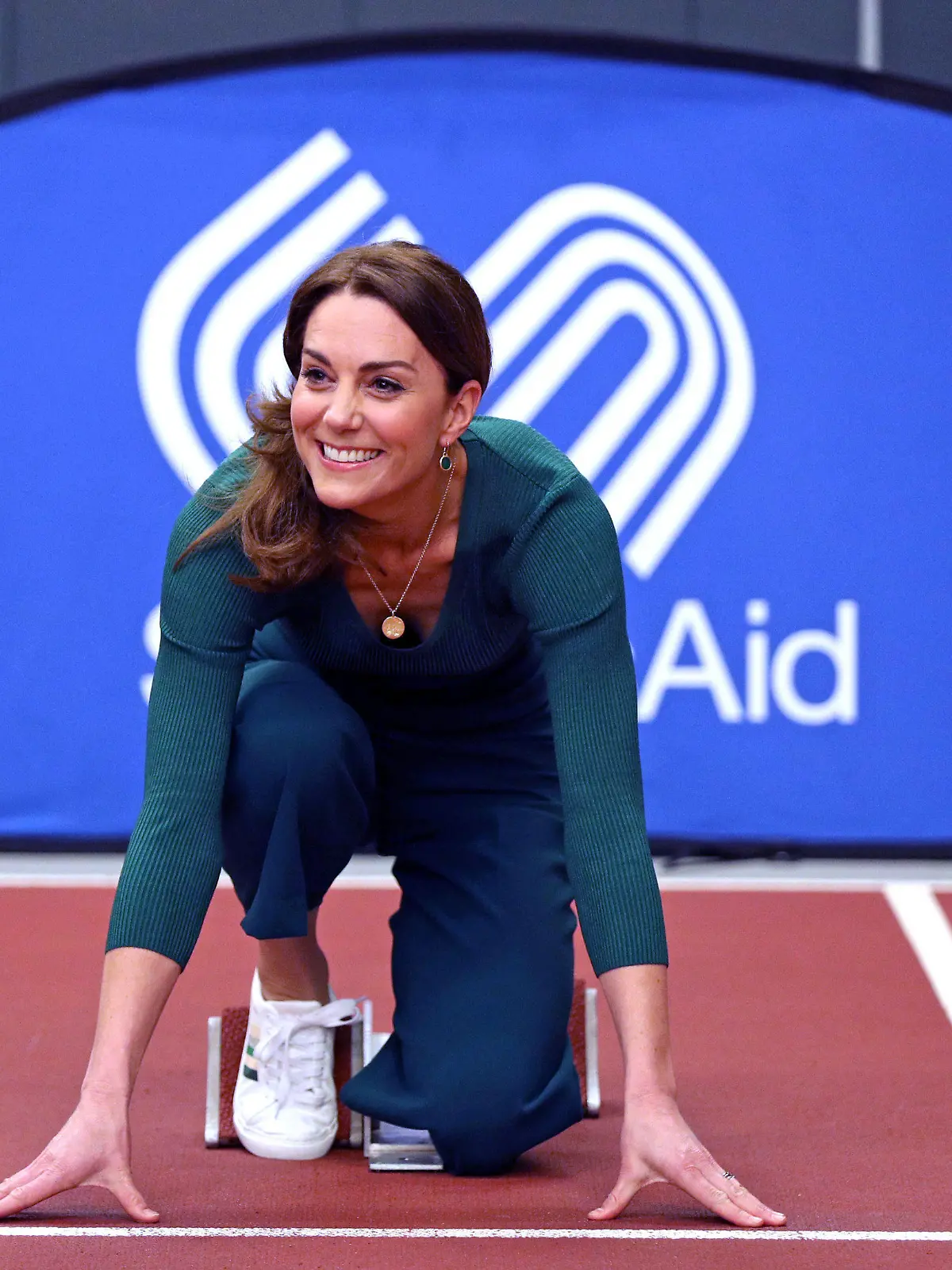 26.02.2020, Großbritannien, London: Kate, Herzogin von Cambridge, nimmt Aufstellung an einem Startblock auf einer Rennstrecke bei einer Sportveranstaltung im Olympiastadion. Foto: Yui Mok/PA Wire/dpa +++ dpa-Bildfunk +++