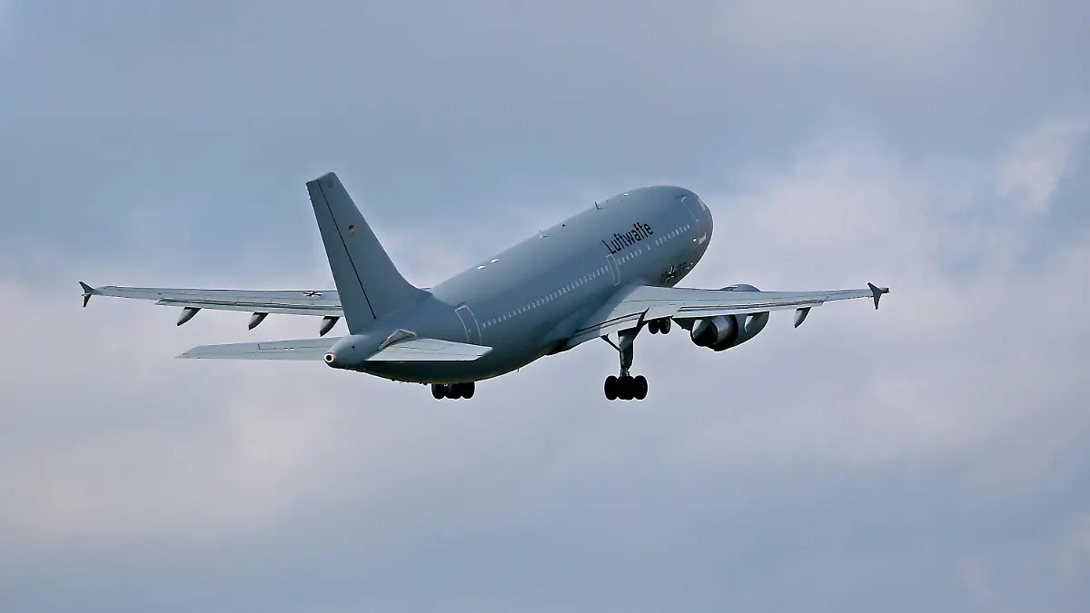 31.01.2020, Nordrhein-Westfalen, Köln: Der Airbus A310 "Kurt Schumacher" startet auf dem Flughafen Köln Bonn in Richtung Wuhan, um Deutsche aus der vom Coronavirus am stärksten betroffenen chinesischen Provinz Hubei auszufliegen. Foto: Oliver Berg/dpa +++ dpa-Bildfunk +++
