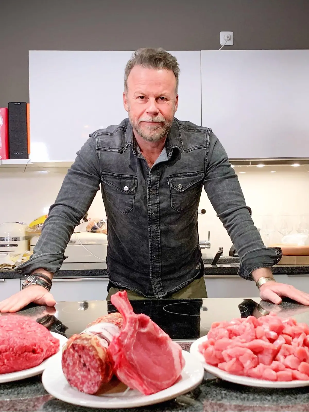 Jenke von Wilmsdorff isst pro Tag 1 kg Fleisch - jeder Teller enspricht dem Fleischkonsum eines Tages.

+++ Die Verwendung des sendungsbezogenen Materials ist nur mit dem Hinweis und Verlinkung auf TVNOW gestattet. +++