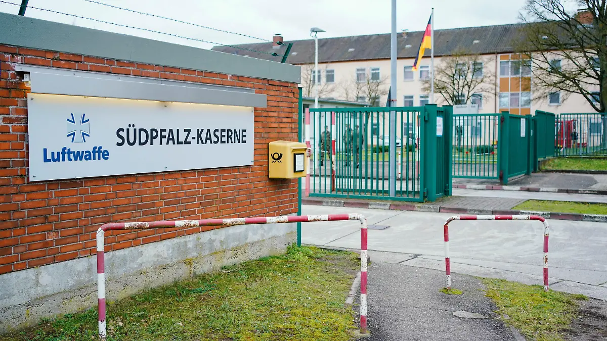 03.02.2020, Rheinland-Pfalz, Germersheim: Ein Schild mit der Aufschrift «Südpfalz-Kaserne» hängt am Eingang zur Südpfalz-Kaserne. In der Kaserne sind die Personen aus China, die am Wochenende mit einem Bundeswehrflugzeug aus der stark vom Corona-Virus betroffenen Stadt Wuhan zurückgeholt worden waren, für zwei Wochen in Quarantäne untergebracht. Foto: Uwe Anspach/dpa +++ dpa-Bildfunk +++