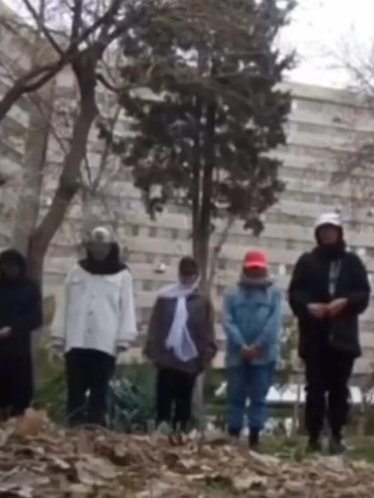 Mehrere junge Frauen sind im Iran offenbar zu einer öffentlichen Entschuldigung gezwungen worden.