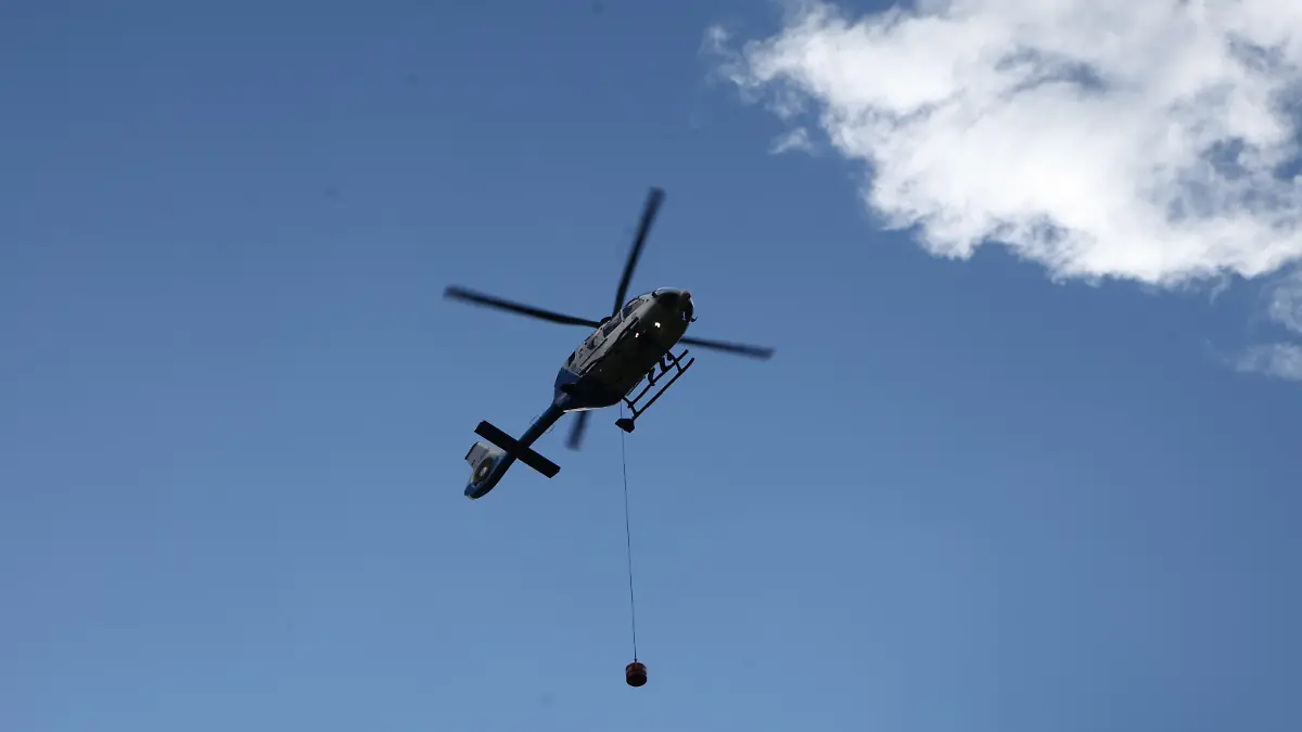 21.09.2022, Bayern, Ramsau: Ein Hubschrauber der Bergwacht mit einem Recco-Sender in Ramsau bei Berchtesgaden. Die Rettungskräfte suchten am Mittwoch weiter nach einem vermissten Wanderer in den Berchtesgadener Alpen. (zu dpa: «Bergwacht sucht wieder nach Bergsteiger am Hochkalter») Foto: Kilian Pfeiffer/dpa +++ dpa-Bildfunk +++