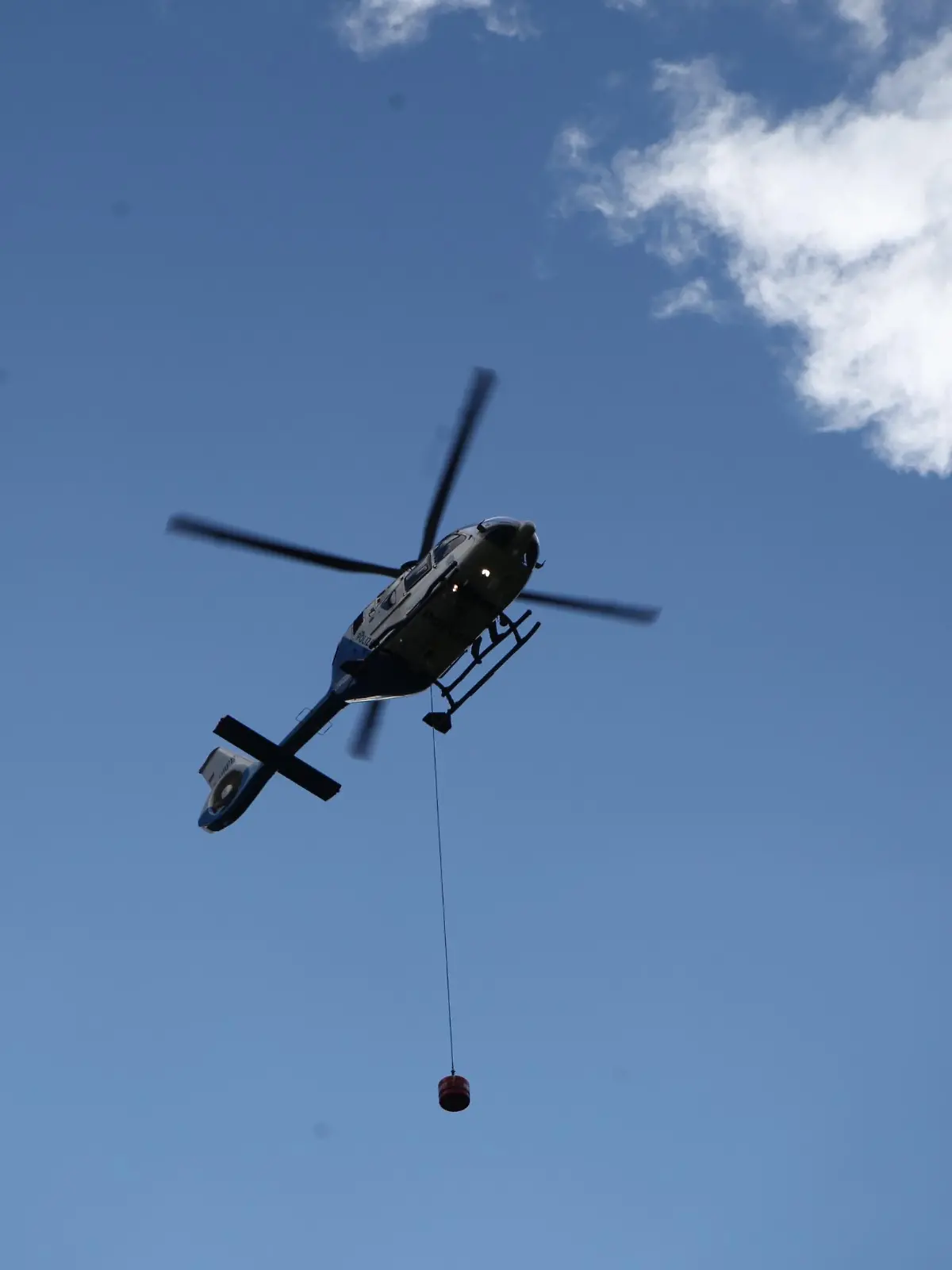 21.09.2022, Bayern, Ramsau: Ein Hubschrauber der Bergwacht mit einem Recco-Sender in Ramsau bei Berchtesgaden. Die Rettungskräfte suchten am Mittwoch weiter nach einem vermissten Wanderer in den Berchtesgadener Alpen. (zu dpa: «Bergwacht sucht wieder nach Bergsteiger am Hochkalter») Foto: Kilian Pfeiffer/dpa +++ dpa-Bildfunk +++