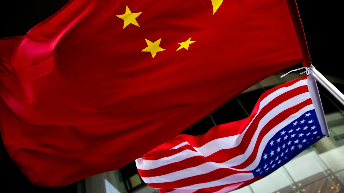 ARCHIV - 07.11.2012, China, Peking: Die US-amerikanische (unten) und chinesische Nationalflaggen wehen vor einem Hotel.    (zu dpa "China und USA wollen erstes Handelsabkommen unterzeichnen") Foto: Andy Wong/AP/dpa +++ dpa-Bildfunk +++