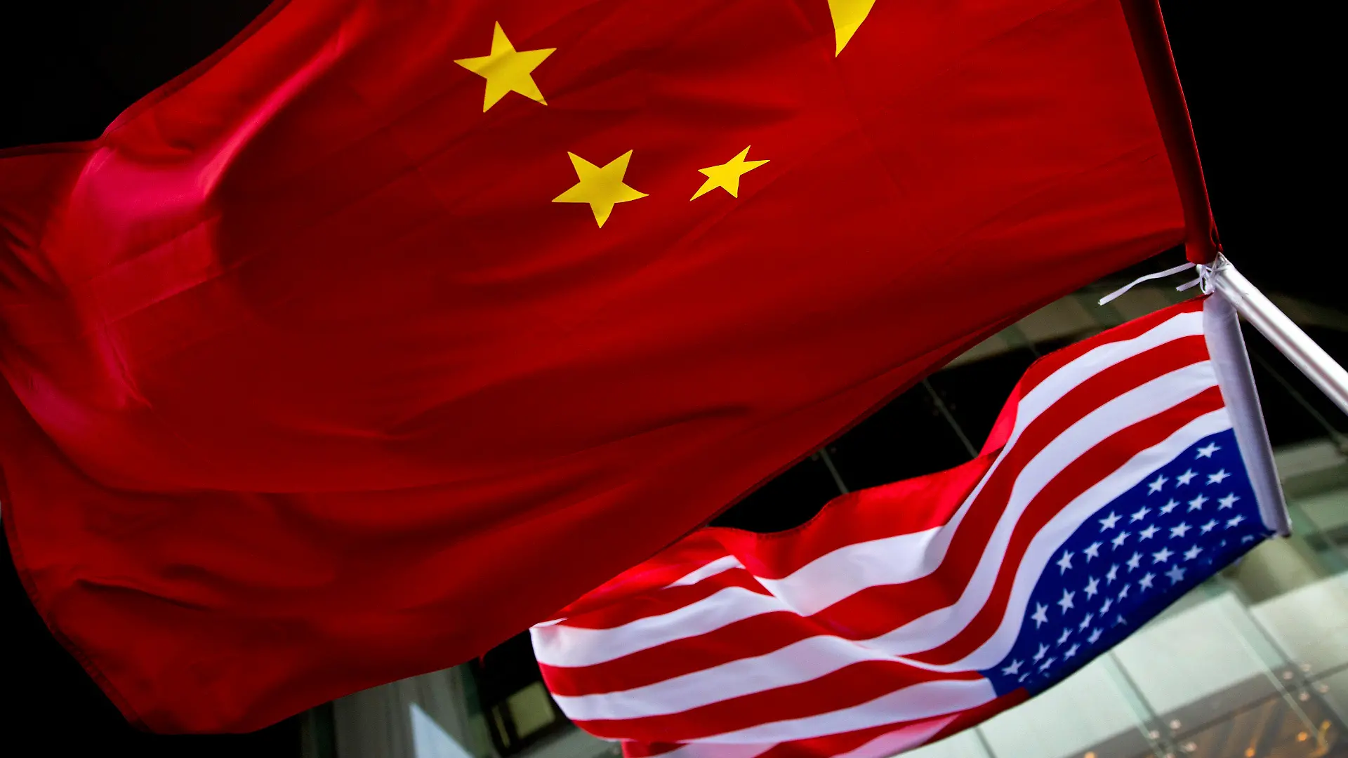 ARCHIV - 07.11.2012, China, Peking: Die US-amerikanische (unten) und chinesische Nationalflaggen wehen vor einem Hotel. (zu dpa "China und USA wollen erstes Handelsabkommen unterzeichnen") Foto: Andy Wong/AP/dpa +++ dpa-Bildfunk +++