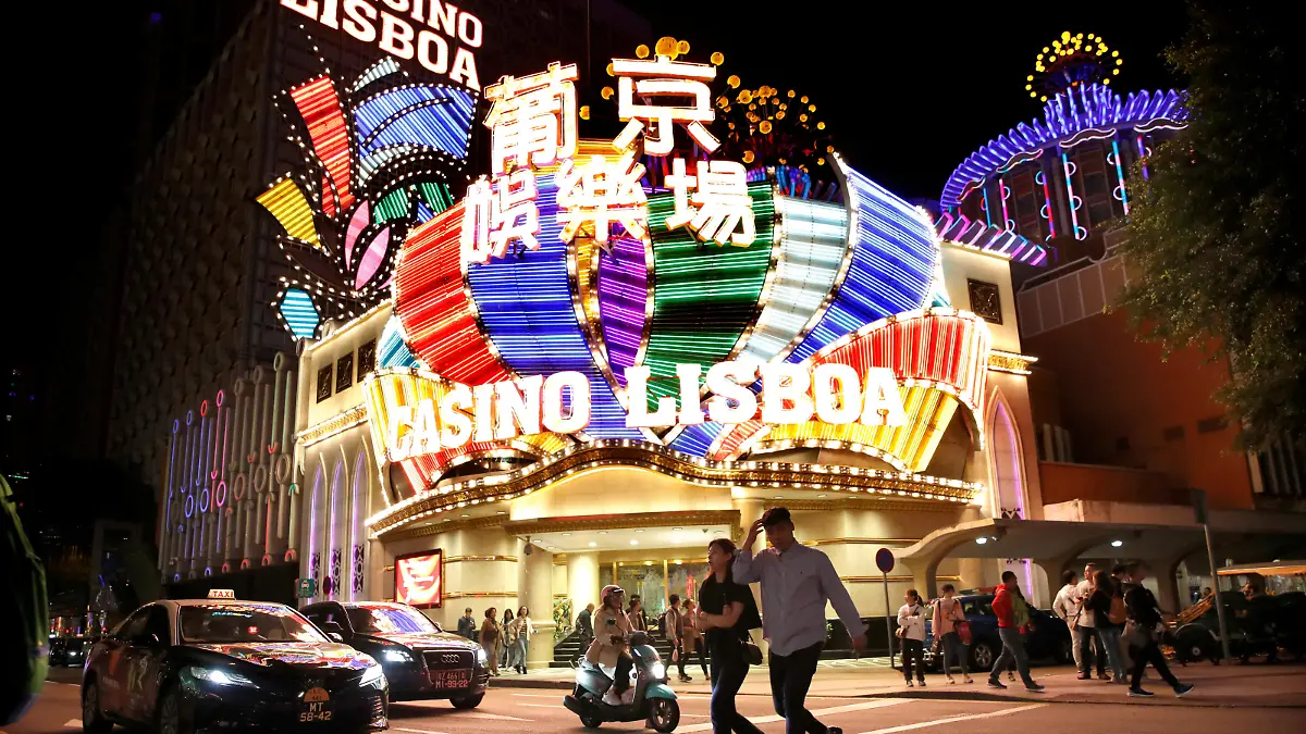 FILE PHOTO: People walk in front of Casino Lisboa in Macau, China December 21, 2019. REUTERS/Jason Lee/File Photo
