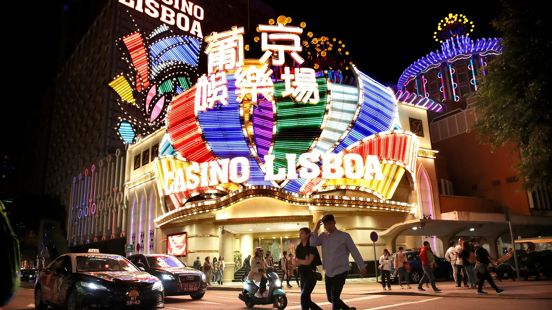 FILE PHOTO: People walk in front of Casino Lisboa in Macau, China December 21, 2019. REUTERS/Jason Lee/File Photo