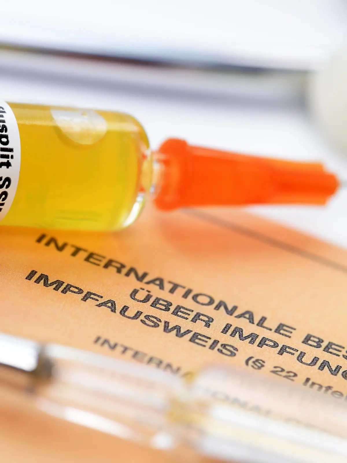 Impfspritze auf Impfausweis

Impfspritze on Vaccination  