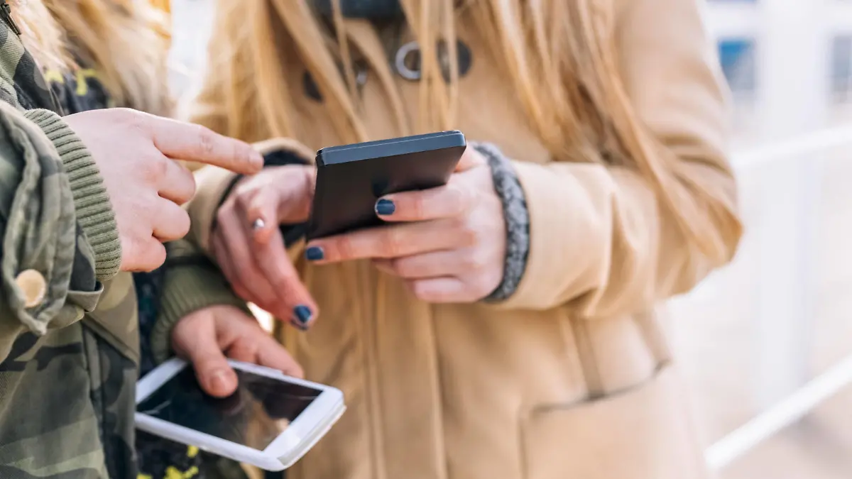 Two friends with their smartphones, partial view model released Symbolfoto PUBLICATIONxINxGERxSUIxAUTxHUNxONLY MGOF02907  
