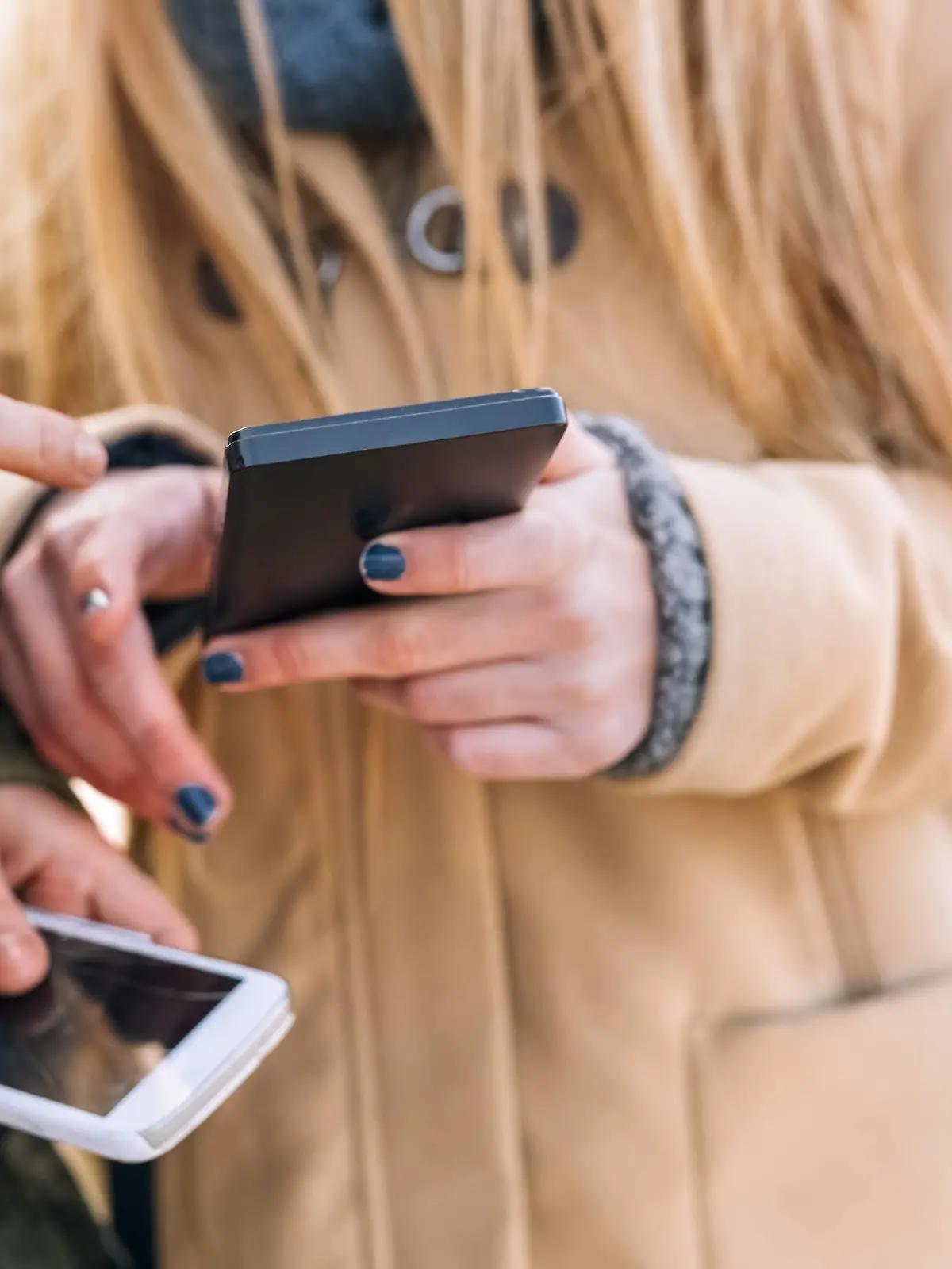 Two friends with their smartphones, partial view model released Symbolfoto PUBLICATIONxINxGERxSUIxAUTxHUNxONLY MGOF02907  