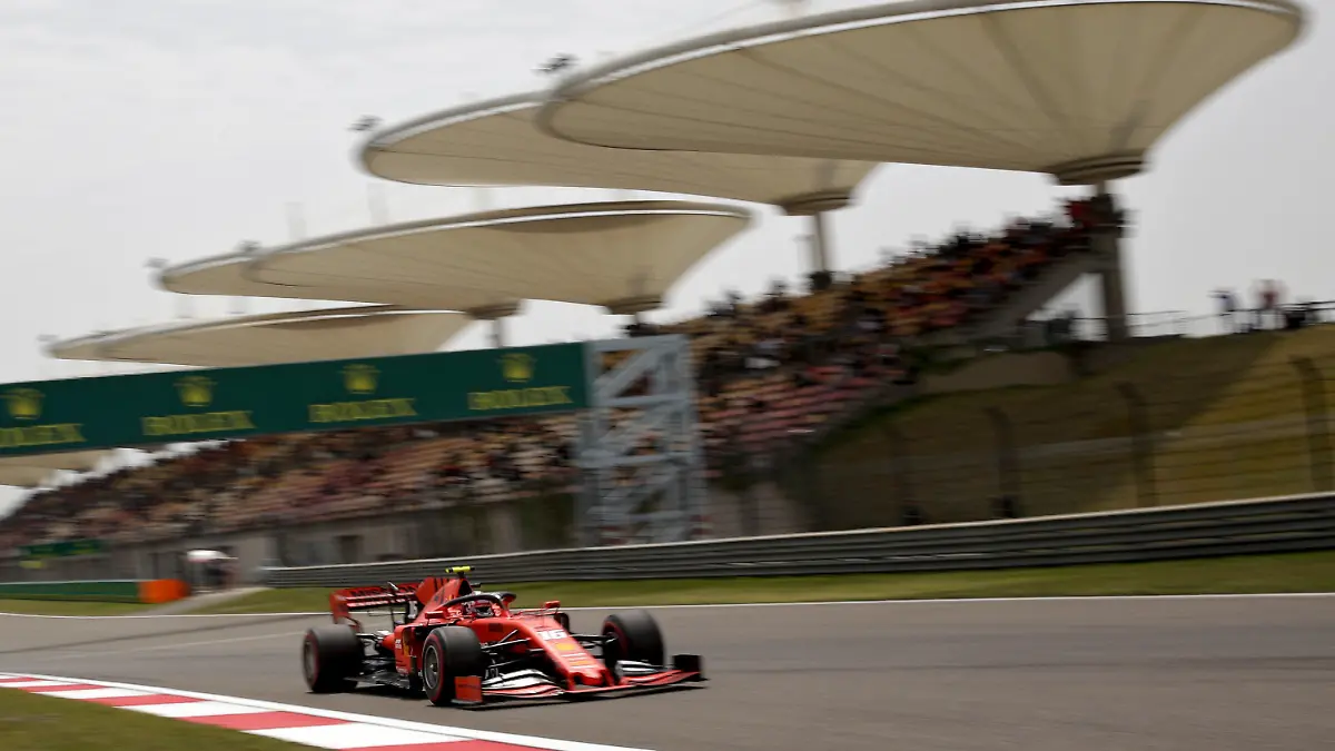 ARCHIV - 12.04.2019, China, Shanghai: Motorsport: Formel-1-Weltmeisterschaft, Grand Prix von China, 3. Freies Training. Ferrari-Pilot Charles Leclerc aus Monaco in Aktion. (zu dpa: «Formel-1-Rennen in China könnte ans Jahresende verlegt werden») Foto: Andy Wong/AP/dpa +++ dpa-Bildfunk +++