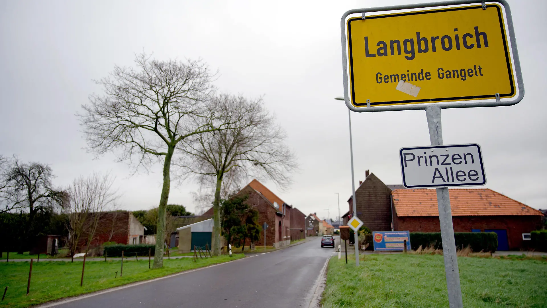 26.02.2020, Nordrhein-Westfalen, Gangelt: Das Ortsschild von Langbroich, einem Ortsteil der Gemeinde Gangelt, ist am Rand des Ortes zu sehen. Aus diesem Ort kommt der erste bestätigte Coronavirus-Fall in Nordrhein-Westfalen. Foto: Henning Kaiser/dpa +++ dpa-Bildfunk +++