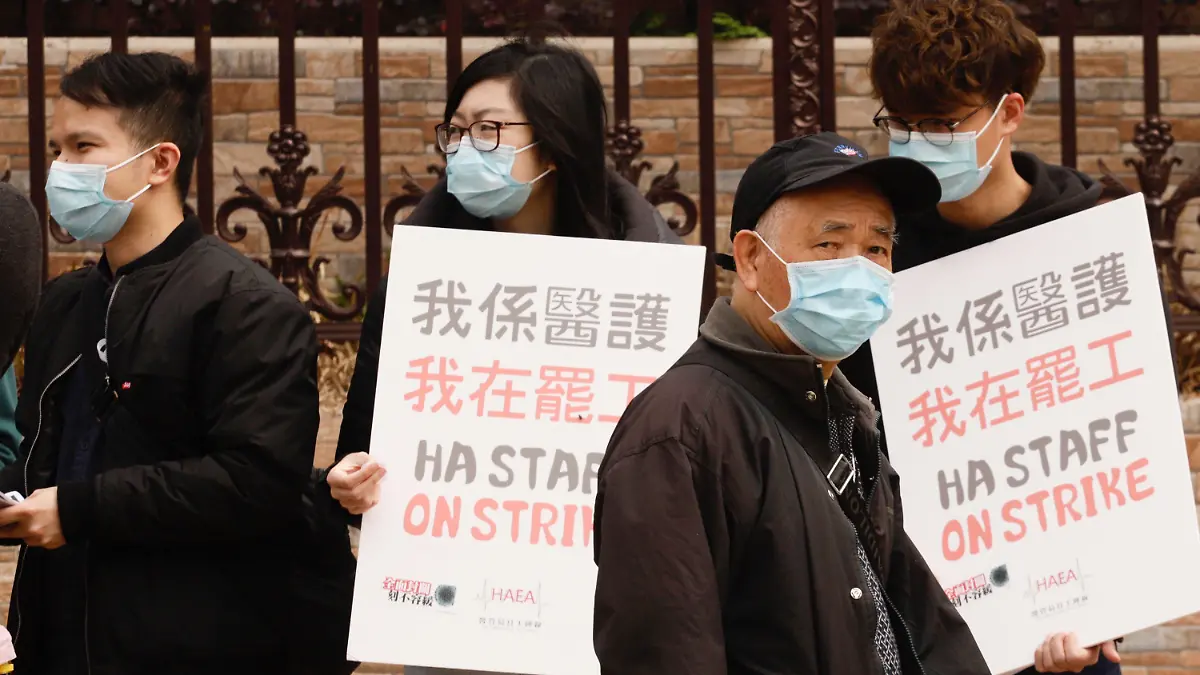 03.02.2020, China, Hongkong: Die Ärzte und Krankenschwestern der öffentlichen Krankenhäuser protestieren, damit die Regierung der SAR Hongkong die Grenze zwischen Hongkong und China schließt, um die weitere Verbreitung des Coronavirus zu kontrollieren. Der Ausbruch der neuartigen Lungenkrankheit hat in China schon mehr Menschenleben gefordert als die Sars-Pandemie vor 17 Jahren. Foto: Liau Chung-Ren/ZUMA Wire/dpa +++ dpa-Bildfunk +++
