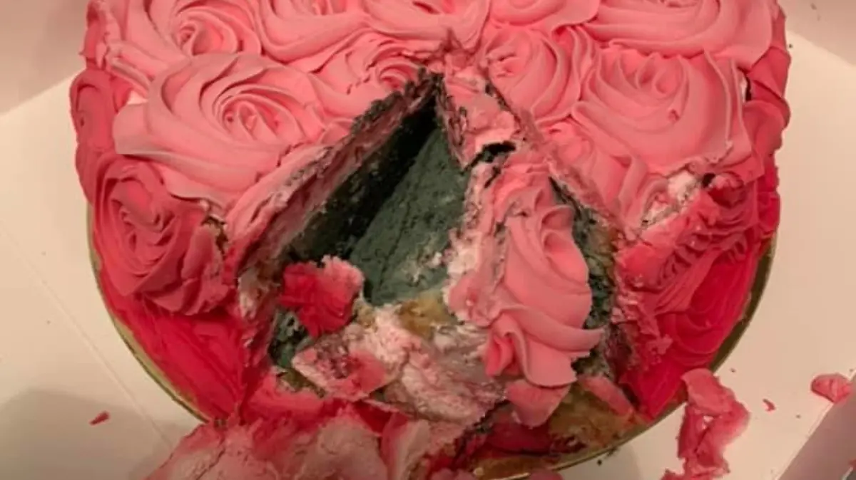 Verschimmelte Geburtstagstorte