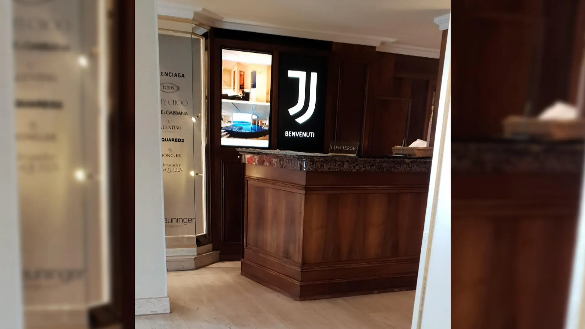 Im Eingang hängt extra ein Schild mit der Aufschrift: „Benvenuti, Juve“ – zu Deutsch: Herzlich Willkommen, Juve!
