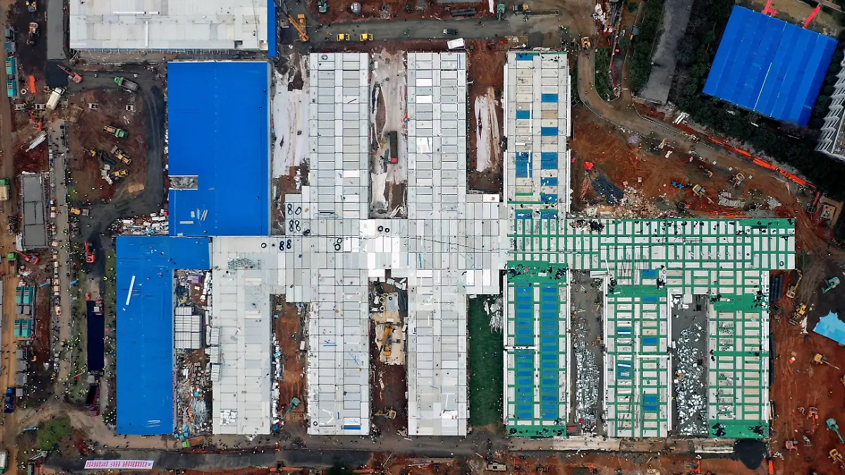 News Bilder des Tages 200202 -- WUHAN, Feb. 2, 2020 -- Aerial photo taken on Feb. 2, 2020 shows the Huoshenshan Fire God Mountain Hospital in Wuhan, central China s Hubei Province. China has built a makeshift hospital in 10 days to battle against the novel strain of coronavirus in Wuhan, the epicenter of the virus outbreak in central China s Hubei Province. Huoshenshan Fire God Mountain Hospital was delivered Sunday in Wuhan. It is dedicated to treating patients infected with the virus.  CHINA-WUHAN-HUOSHENSHAN HOSPITAL CN LixHe PUBLICATIONxNOTxINxCHN