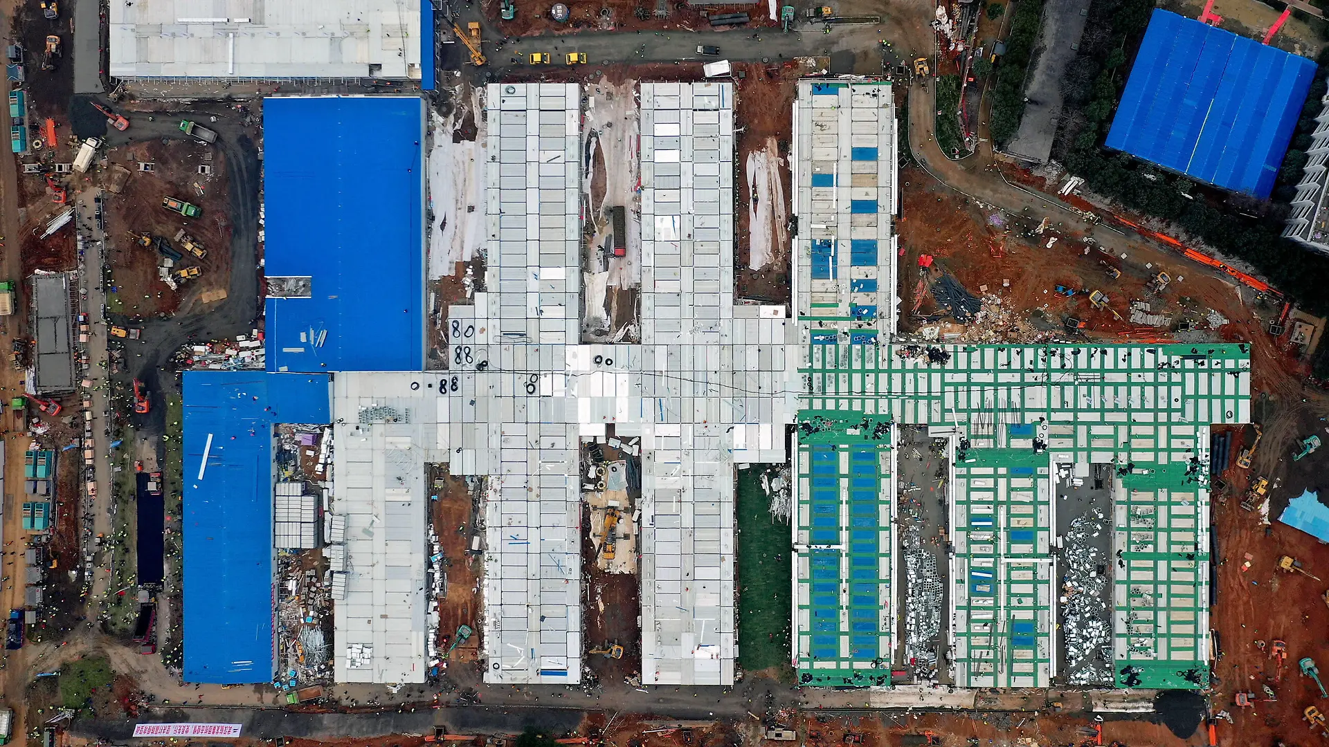 News Bilder des Tages 200202 -- WUHAN, Feb. 2, 2020 -- Aerial photo taken on Feb. 2, 2020 shows the Huoshenshan Fire God Mountain Hospital in Wuhan, central China s Hubei Province. China has built a makeshift hospital in 10 days to battle against the novel strain of coronavirus in Wuhan, the epicenter of the virus outbreak in central China s Hubei Province. Huoshenshan Fire God Mountain Hospital was delivered Sunday in Wuhan. It is dedicated to treating patients infected with the virus. CHINA-WUHAN-HUOSHENSHAN HOSPITAL CN LixHe PUBLICATIONxNOTxINxCHN