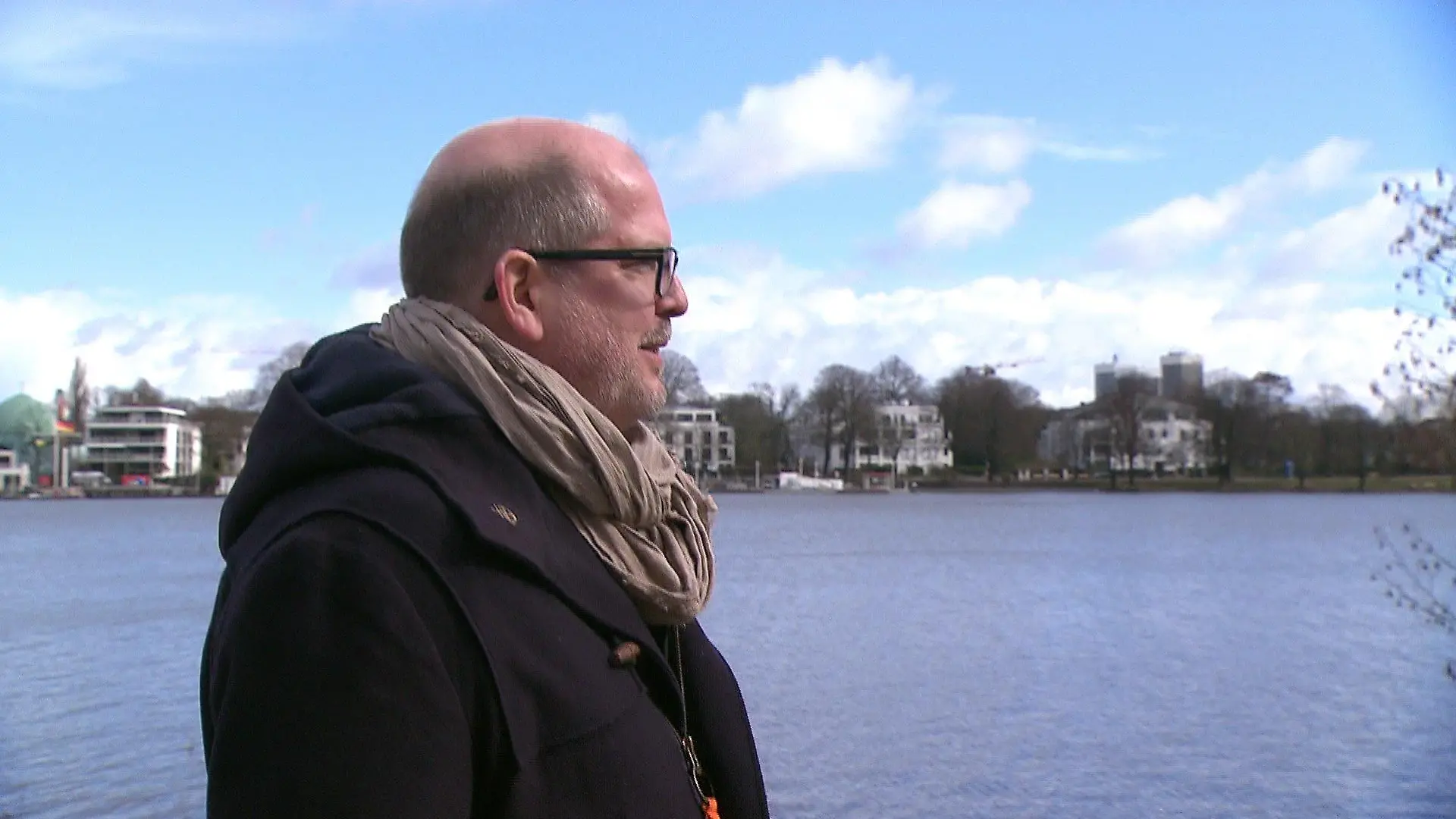 Mit den Polizisten spricht er am liebsten beim Spazieren an der Alster oder im Stadtpark.