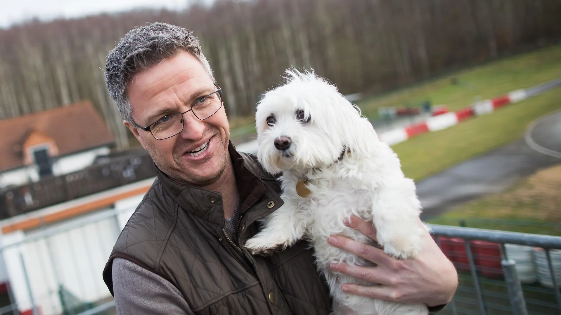 ARCHIV - 10.01.2018, Nordrhein-Westfalen, Kerpen: Der ehemalige Formel 1-Rennfahrer Ralf Schumacher hält Hund Jessy auf dem Arm. Schumacher trauert um seine kleine Hündin Jessy. Foto: Rolf Vennenbernd/dpa +++ dpa-Bildfunk +++
