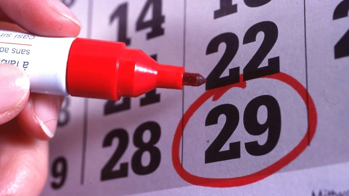  Feature / Symbol: 29. Februar, Schaltjahr, Datum, Kalender 01/00 thg Feature-Thema Datum besonderes nur alle vier Jahre Schaltjahr Jahr mit 366 Tagen Tag Tage Monat Februar länger ein Tag mehr Geburtstag Geburtstags-Kinder Ausnahme zum Ausgleich Zettel Blatt Kalender Wandkalender Datum Zahl 29 eingekreist rot dick umrandet angekreuzt markiert Stift Edding Marker Kreis Hand Stift haltend quer