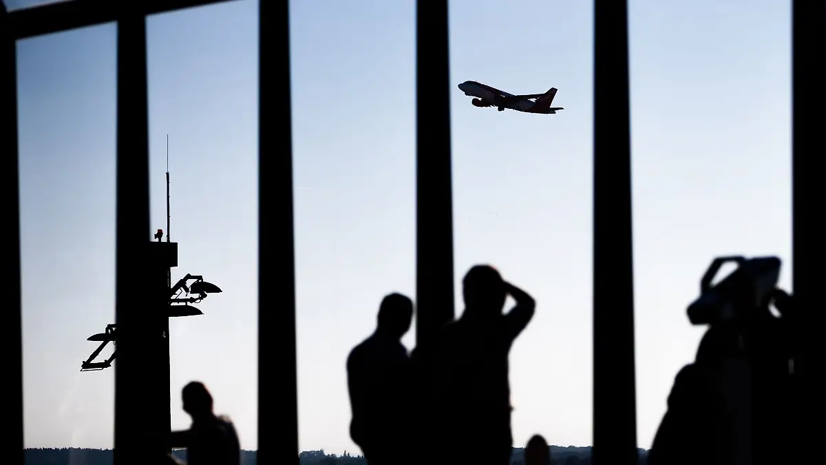 Ihr Urlaubsflieger will ohne Sie abheben? Ist das Boarding noch nicht abgeschlossen und sind die Türen des Flugzeuges noch geöffnet, besteht laut Gericht eine Mitnahmeverpflichtung der Fluggesellschaft.