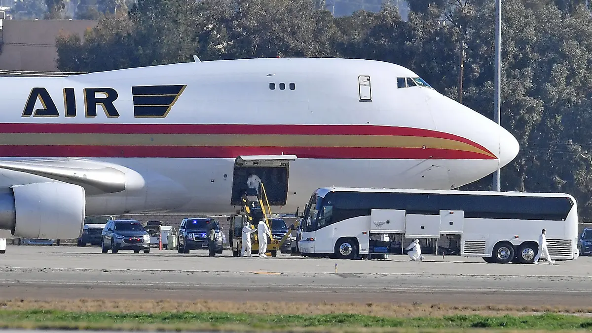 January 29, 2020, Riverside, California, USA: A team in white biohazard suits unload luggage off a charter flight from Wuhan, China, carrying approximately 200 U.S. citizens, after landing at March Air Reserve Base in Riverside, Calif. Wednesday morning Jan. 29, 2020. The flight originated from the area where the coronavirus outbreak started. All the passengers will be held in quarantine for an unknown duration. Riverside USA PUBLICATIONxINxGERxSUIxAUTxONLY - ZUMAo44 20200129zano44004 Copyright: xWillxLesterx