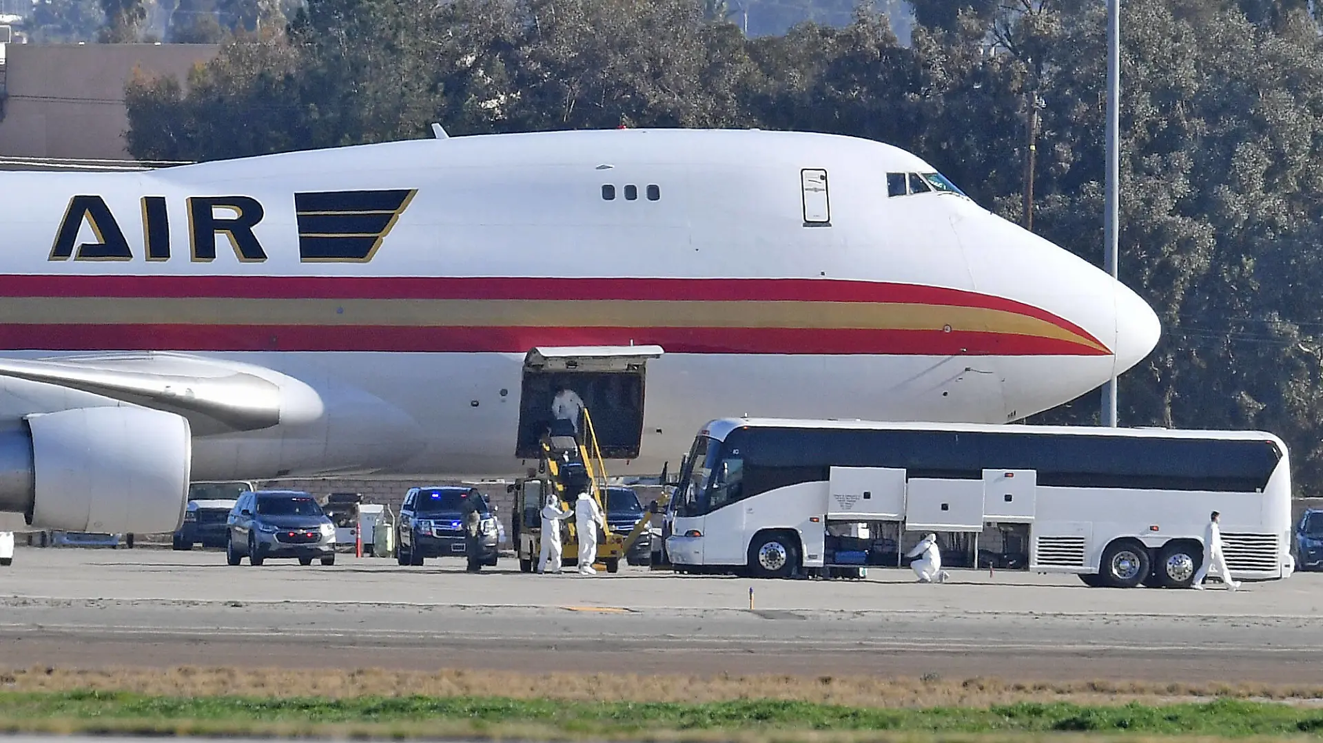 January 29, 2020, Riverside, California, USA: A team in white biohazard suits unload luggage off a charter flight from Wuhan, China, carrying approximately 200 U.S. citizens, after landing at March Air Reserve Base in Riverside, Calif. Wednesday morning Jan. 29, 2020. The flight originated from the area where the coronavirus outbreak started. All the passengers will be held in quarantine for an unknown duration. Riverside USA PUBLICATIONxINxGERxSUIxAUTxONLY - ZUMAo44 20200129zano44004 Copyright: xWillxLesterx