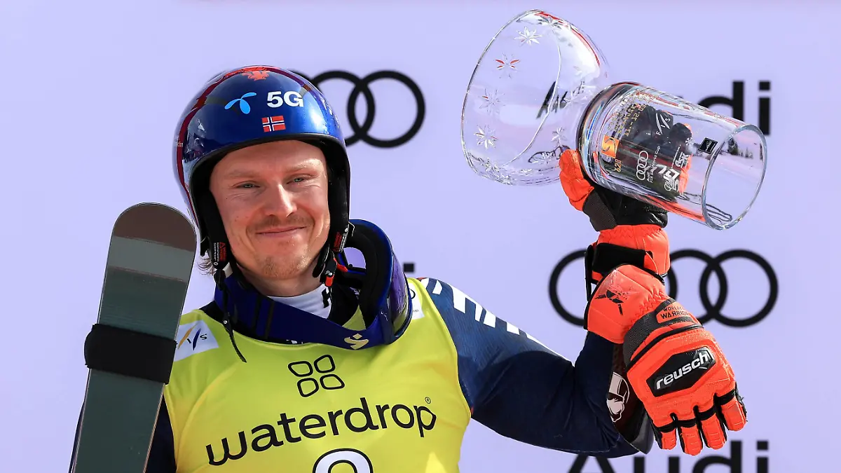 ALPINE SKIING - FIS WC Kranjska Gora KRANJSKA GORA,SLOVENIA,12.MAR.23 - ALPINE SKIING - FIS World Cup, giant slalom, men. Image shows the rejoicing of Henrik Kristoffersen NOR. Keywords: trophy. PUBLICATIONxNOTxINxAUTxSUIxSWE GEPAxpictures/xMarioxBuehner