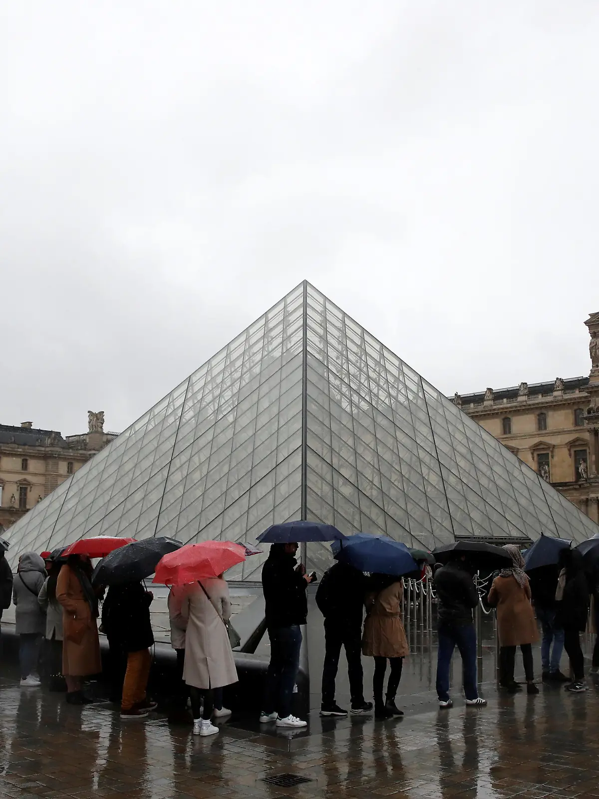 People line up at the Louvre Museum as the staff closed the museum during a staff meeting about the coronavirus outbreak, in Paris, France, March 1, 2020. REUTERS/Gonzalo Fuentes
