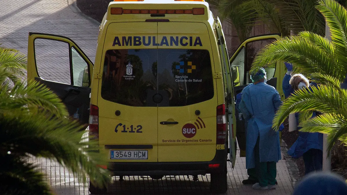 29.02.2020, Spanien, Santa Cruz de Tenerife: Eine Gästin (r) aus dem Hotel H10 Costa Adeje Palace winkt, bevor sie in einem Krankenwagen transportiert wird. Einige der Gäste des unter Quarantäne gestellten Hotels auf Teneriffa haben das Gebäude mit Erlaubnis der Gesundheitsbehörden verlassen. Foto: Joan Mateu/AP/dpa +++ dpa-Bildfunk +++