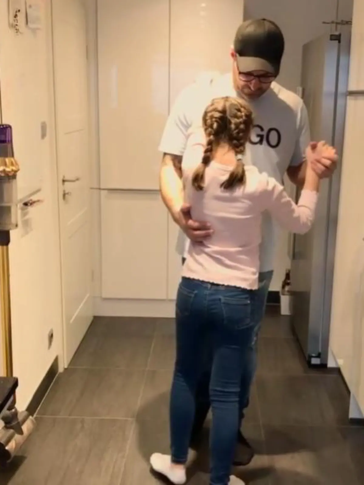 Sükrü Pehlivan tanzt mit seiner Tochter.