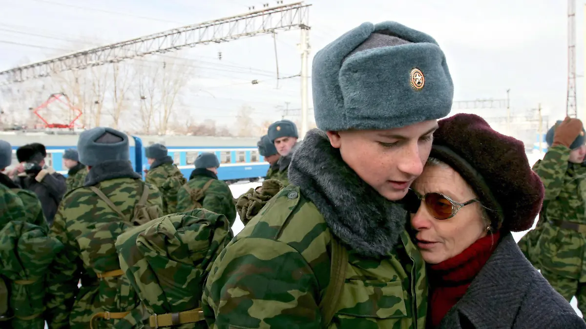 A young recruit, just called-up to the military service hugs his mother living for the place of service at the railway station in the city of Kemerovo, Western Siberia, Russia, 18 November 2007. This Autumn 132,350 young men will be called-up to the military service. But the Russian army based on a call-up system always meets problems with getting enough young men for recruiting due to demographic reasons. Also the bad health of a lot of young people causes difficulties for the army. Normally the called-up soldiers (there are also those who serve on a contract) serve 1,5 year, but from the next year the service will be only one year. The young soldiers can be sent at any point on the territory of Russia or its military bases, so they can be easily sent thousands kilometres away from their home. Foto: EPA/MAXIM SHIPENKOV +++(c) dpa - Report+++