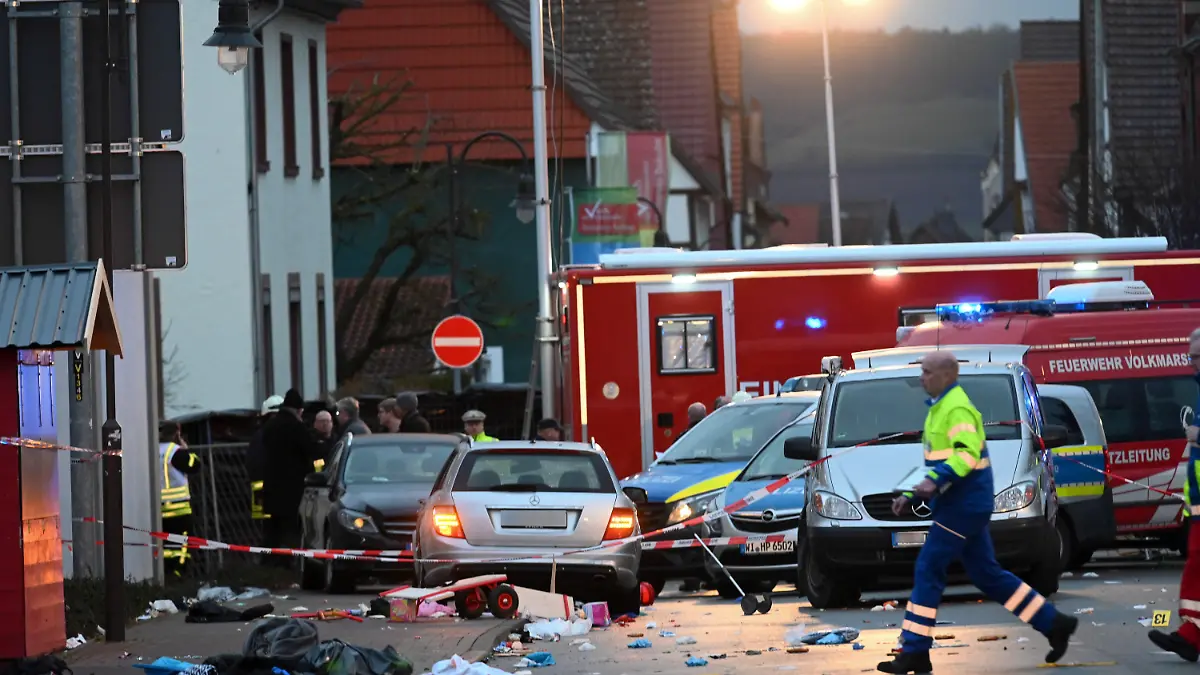 24.02.2020, Hessen, Volkmarsen: Blick auf das Auto, das in einen Rosenmontagsumzug gefahren ist. Dutzende Menschen wurden verletzt. Die Polizei geht davon aus, dass der Fahrer sein Auto absichtlich in die Menge steuerte. Foto: Uwe Zucchi/dpa - ACHTUNG: Kennzeichen des Autos wurde gepixelt +++ dpa-Bildfunk +++