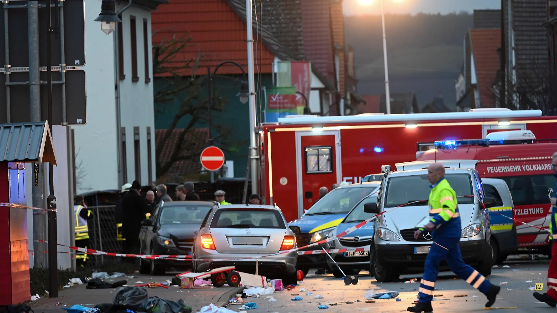 24.02.2020, Hessen, Volkmarsen: Blick auf das Auto, das in einen Rosenmontagsumzug gefahren ist. Dutzende Menschen wurden verletzt. Die Polizei geht davon aus, dass der Fahrer sein Auto absichtlich in die Menge steuerte. Foto: Uwe Zucchi/dpa - ACHTUNG: Kennzeichen des Autos wurde gepixelt +++ dpa-Bildfunk +++
