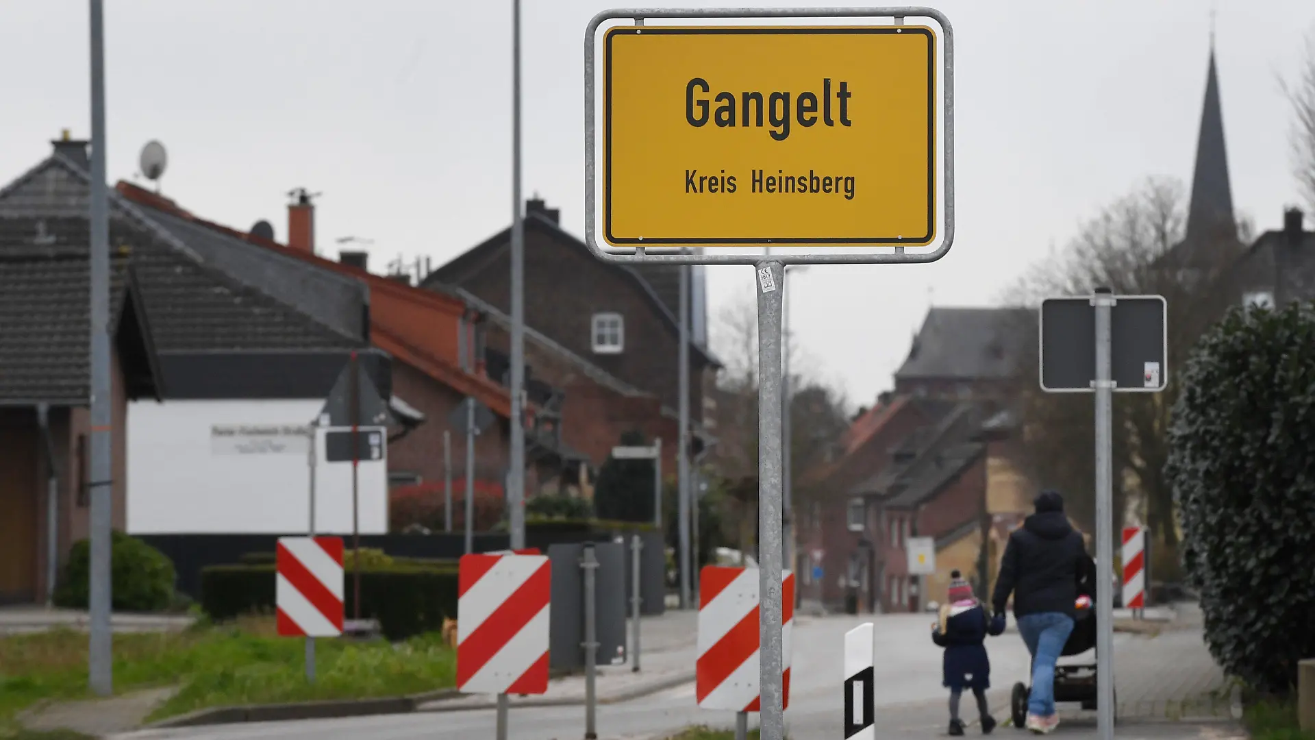 28.02.2020, Nordrhein-Westfalen, Gangelt: Das Ortsschild der Stadt Gangelt im Kreis Heinsberg steht an der Ortseinfahrt. Das Coronavirus verbreitet sich in Nordrhein-Westfalen. Am Freitag meldeten die Behörden 35 Erkrankte im Kreis Heinsberg. Mehr als 1000 Menschen sind in häuslicher Quarantäne. Foto: Roberto Pfeil/dpa +++ dpa-Bildfunk +++