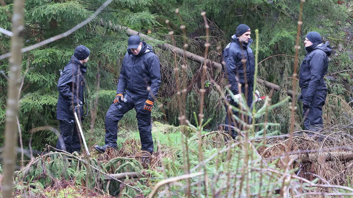 Im Bereich des Fundortes der ermordeten Luise F. aus Freudenberg fanden durch Polizeieinsatzkraefte Polizeieinsatzkräfte Suchmassnahmen nach der Tatwaffe statt. Es kamen u.a. Metalldetektoren zum Einsatz. Polizeieinsatz am 14.03.2023 in Freudenberg/Deutschland. *** In the area where the murdered Luise F from Freudenberg was found, police forces searched for the murder weapon. Among other things, metal detectors were used Police operation on 14 03 2023 in Freudenberg Germany