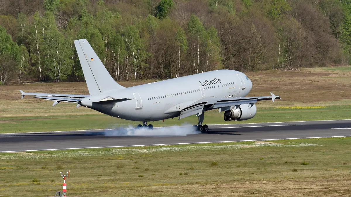 20.04.2019, Nordrhein-Westfalen, Köln: Ein Airbus A310 MedEvac der Luftwaffe mit Verletzten des Busunglücks auf Madeira landet auf dem Flughafen Köln-Bonn. Der Airbus A310 MedEvac ist die fliegende Intensivstation der Bundeswehr. An Bord waren neben Ärzten zwölf Patienten, nach portugiesischen Medienberichten sechs Männer und sechs Frauen. Foto: Caroline Seidel/dpa +++ dpa-Bildfunk +++