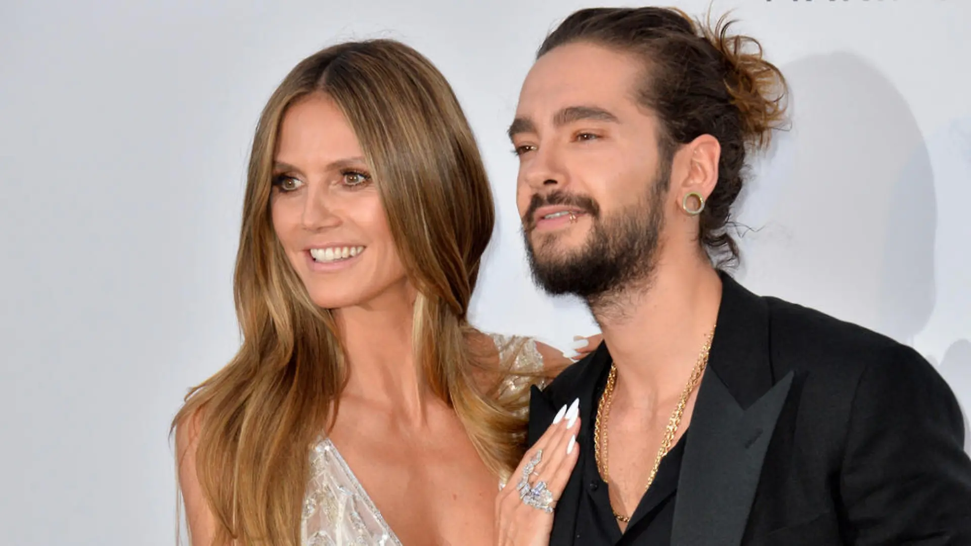 Tom Kaulitz spielt Heidi Klum zum Jahrestag nackt ein Ständchen