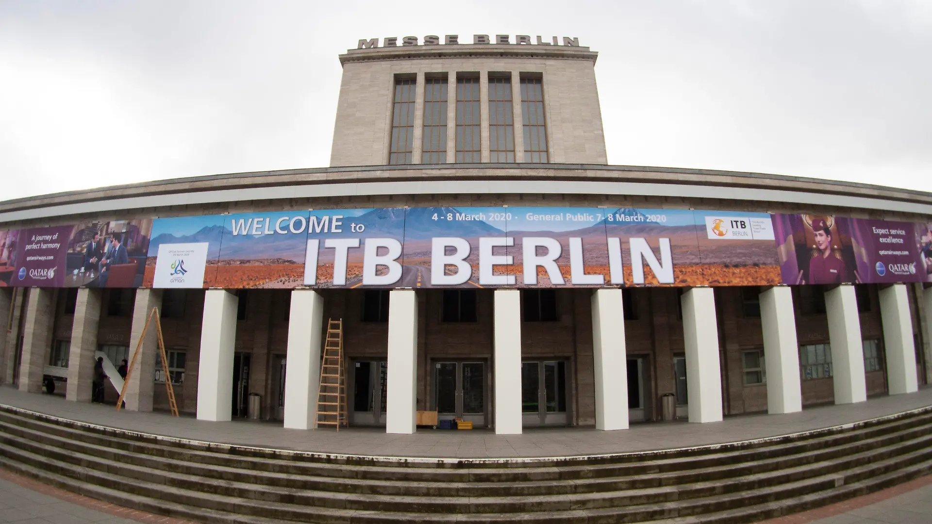 28.02.2020, Berlin: "Welcome to ITB Berlin" steht auf einem Schild über dem Eingang zur Messe Berlin. Derzeit ist unklar, ob die Internationale Tourismus Börse wegen des Coronavirus stattfinden wird. Foto: Paul Zinken/dpa +++ dpa-Bildfunk +++