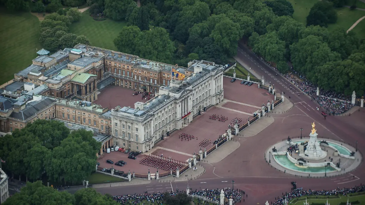 FILE- HANDOUT - A handout picture provided by the British Ministry of Defence (MOD) on 15 June 2013 shows an aerial view of Buckingham Palace during the Trooping the Colour ceremony in London, Britain, 15 June 2013. Trooping the Colour is a ceremony to honour the Queen's official birthday. EPA/SGT RALPH MERRY ABIPP RAF / BRITISH MINISTRY OF DEFENCE UK AND IRELAND OUT / MANDATORY CREDIT: CROWN COPYRIGHT RESERVED / HANDOUT EDITORIAL USE ONLY/NO SALES (zu: "Erstes Fußballspiel im Garten des Buckingham Palastes" vom 03.09.2013) +++(c) dpa - Bildfunk+++